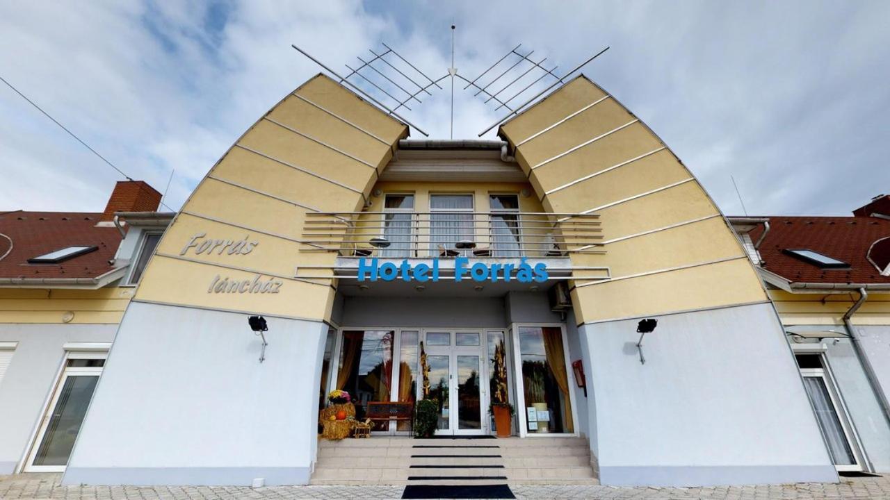 Hotel Forras Komarom Exterior photo